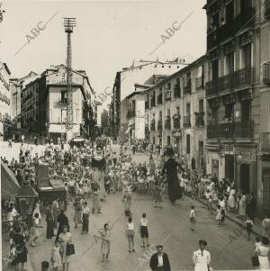 sfile de gigantes y cabezudos en el barrio castizo de Lavapiés