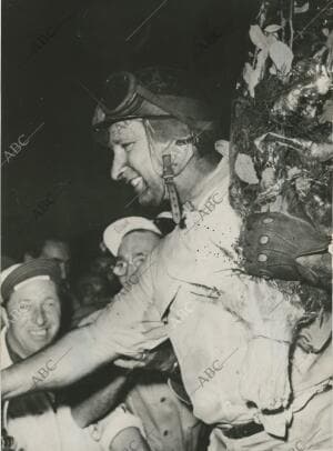 El argentino Juan Manuel Fangio recibe las felicitaciones de sus admiradores...