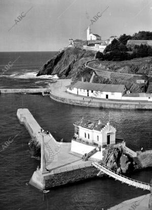 Vista parcial del la costa y del club Naútico del pueblo de Luarca (Asturias)