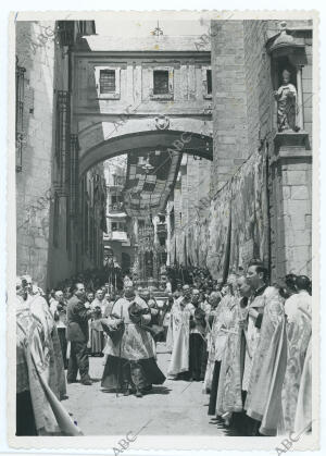 La custodia desciende lentamente pr la cuesta del Arco de Palacio