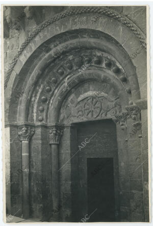 La portada de la iglesia del monasterio de San Juan de la Peña