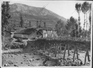 Puente de Troncos sobre el torrente Bayones, una de las Fuentes del Esla