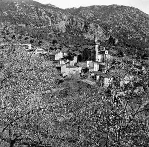 Valldemosa, con el palacio del Rey Martín y la Cartuja, Y, en primer Término,...