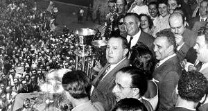 Santiago Bernabeu con el jefe de la Expedicion Benito pico Muestran los Trofeos...