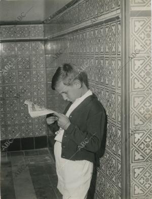 Un niño leyendo un tebeo