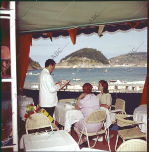 Restaurante, en el que se disfruta de las vistas de La Concha, con la isla de...