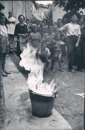 El líquido Extraído del pozo de María Rabonet Arde en las Calles de Amer como...