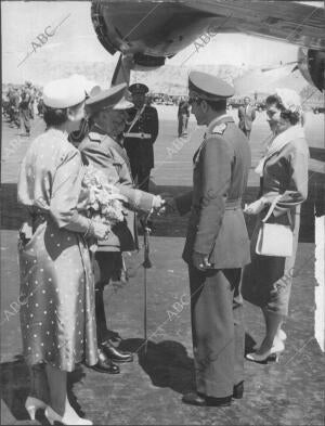 En la Imagen, su excelencia el generalísimo y su esposa dan la Bienvemida A sus...