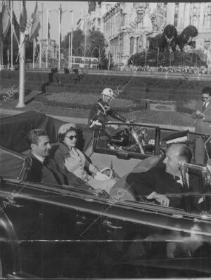 En la Imagen, con el Conde de Mayalde ante la fuente de Cibeles en su recorrido...