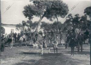 Personas Montadas en burro en Fuentepiña, Moguer (Huelva)