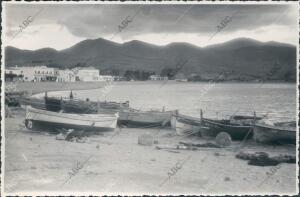 Una vista del puerto de pescadores y la playa