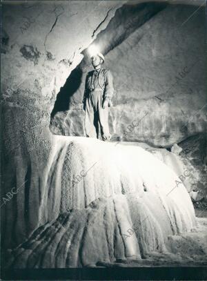 Espeleología en las Cuevas de ojo Guareña Situadas al norte de la provincia de...