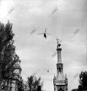 Helicópteros Pasando junto A la estatua de Colón