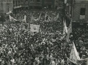 Una multitud llena las calles y las plazas de la capital