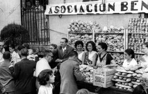 Reparto de víveres, en el distrito de La Arganzuela, por parte de la asociación...