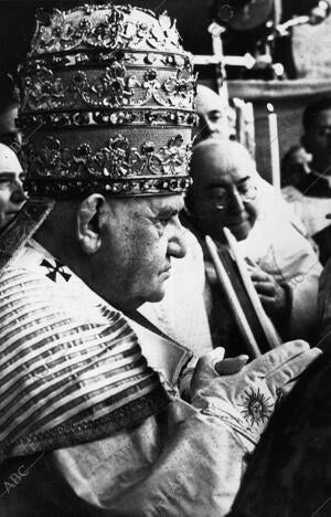 El papa Juan Xxiii, durante su ceremonia de coronación en el año 1958, en la que...