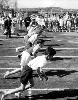 Pruebas de atletismo en el día de la iniciación del deporte