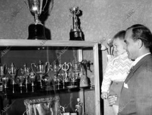 Alfredo Di Stéfano contempla con su hijo los trofeos conquistados en su larga...