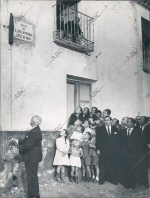 El ministro de la gobernación Inaugura una Escuela-Hogar, un convento y una...