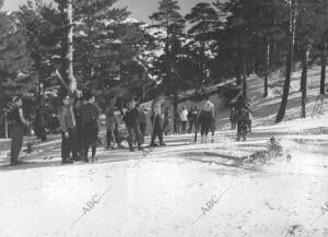 Grupo de Esquiadores en la Sierra de Madrid