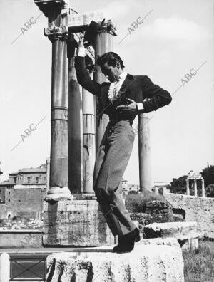 Rafaél de Córdova danza en el Foro romano