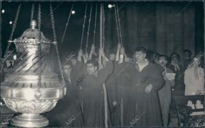 Grupo de Hombres Poniendo en movimiento el botafumeiro de la catedral de...