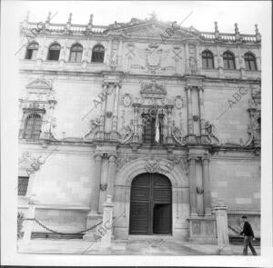 Fachada principal de la Universidad de Alcalá de Henares