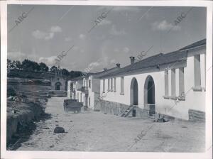 Al Fondo, la iglesia de san Pedro Trasladada del antiguo pueblo