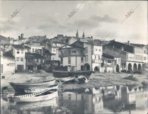 El barrio marinero de el Peirao, con las Barcas Amarradas en la orilla