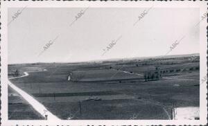 Por esta llanura se Deslizaba el camino de Valencia, marginado de Castillos,...