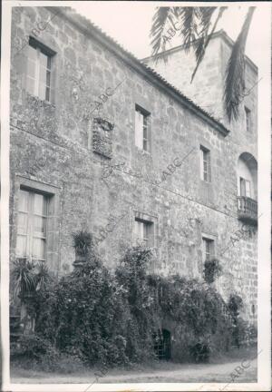 Fachada del palacio de san Lourenzo de Trasouto, detrás de la cual se Encuentran...