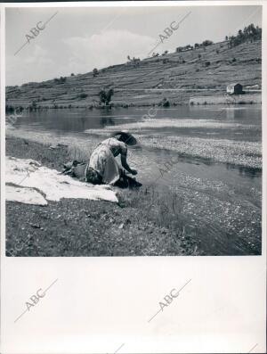 Puertomarín (Lugo), 1960 (ca.). Una lavandera a orillas del río Miño
