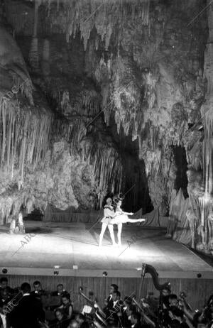 Representación de una obra de ballet clásico en la sala de las Cascadas en la...