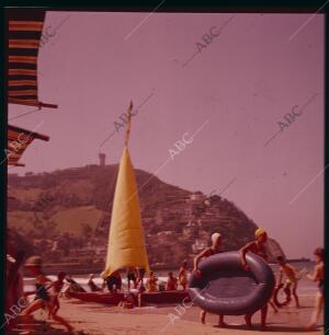 Bañistas en la Playa de la Ondarreta, al fondo el Monte Igueldo