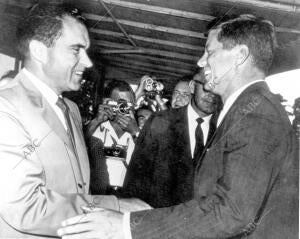 Nixon Felicita al presidente electo John F. Kennedy, en Kay Biscayne (Florida),...