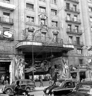 Vista de la entrada del cine Lope de Vega con el cartel de la Película "viaje al...