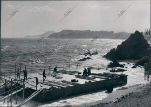 Preparacion del escenario sobre las Olas para el primer festival del mar...