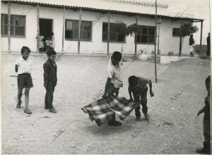 En la imagen, unos niños juegan a los toros