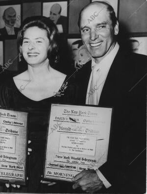 Burt Lancaster e Ingrid Bergman reciben el premio de la crítica cinematográfica