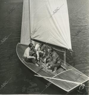 Un velero en el Club Náutico de Madrid en el Pantano de San Juan