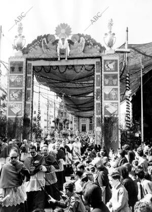 La magna festividad del Corpus Christi reunió a los sevillanos en rendida...