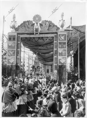 Soldados Rinden Armas al paso de la procesión del corpus del año 1961