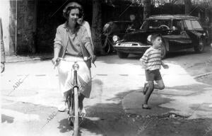 La reina Fabiola al salir de la peluquería, en bicicleta