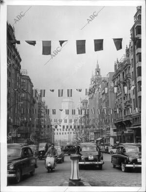 La gran vía Madrileña Engalanada para la visita del presidente de la república...