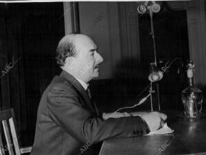 El poeta italiano Salvatore Quasimodo, premio Nobel de literatura en 1959,...