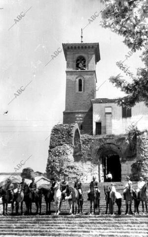 Vista parcial de la iglesia con los Hombres A caballo antes de tomar parte en un...