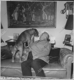 Una imagen de Edgar Neville con su perro