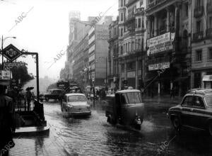 El tráfico por la calle Alcalá a la altura del metro, en un día de lluvia en...
