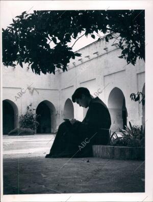 Monje Leyendo en el patio de santa clara de Moguer (Huelva)