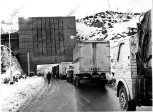 Camiones pasando el túnel de Guadarrama